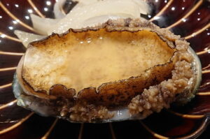 エゾアワビ（蝦夷アワビ）の旬・食べ方は？韓国産の養殖ものとは？