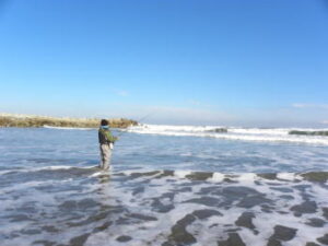 【ヒラメ釣り】冬のサーフの攻略法！ルアーやポイントなどは？